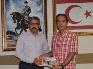 Yazar Osman Girgin, Başkan Alıcık’a yeni kitaplarını sundu