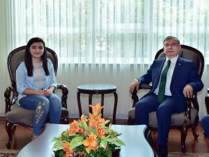 Bakan Yılmaz, tıp fakültesini kazanan meslek lisesi mezunu Nuriye Kalkmaz’ı kabul etti