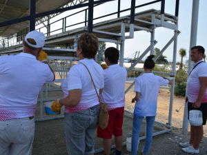 Gönüllü yabancı öğrenciler Muğla’da stadı boyadı