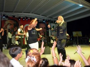 Tarık Mengüç hayranları dayanamayıp sahneye atladı