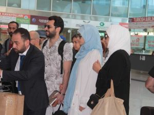 Ünlü oyuncu Murat Yıldırım, Faslı eşi ile kutsal topraklara gitti