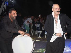 Cemil İpekçi, kızım dediği Azra Akın’ın düğününde döktürdü