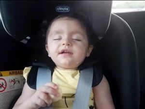 İnci bebek hem uyuyor, hem de elma yiyor