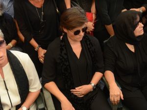 Vatan Şaşmaz’ın eşi Yasemin Adalı tören boyunca karnındaki bebeğini tuttu