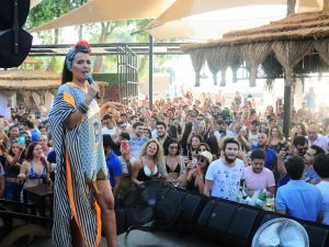 Demet Akalın 11 yıllık kıyafetle sahneye çıktı, kendini parfüm yağmuruna tuttu