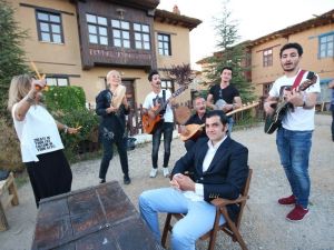 Sanatçıların köyünde ‘güvey okşaması’ canlandırıldı