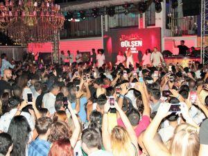 Gülşen’i gören yüzlerce hayranı aynı anda telefonlarına sarıldı