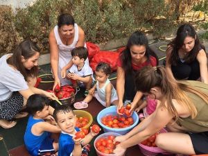Ekmeğini, salçalarını kendileri yapıyor