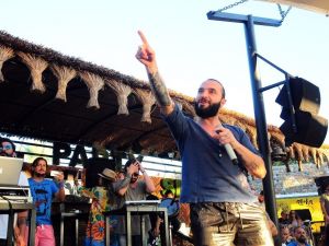 Ünlü şarkıcı Berkay’dan beach konseri