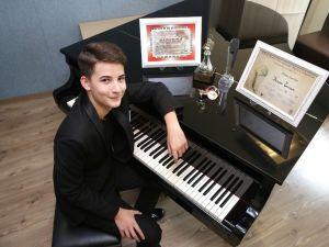 İzmirli piyanist Kaan’a uluslararası ödül