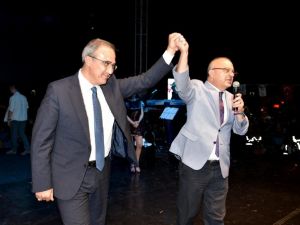 Alaşehir Hande Yener’le kurtuluş coşkusunu yaşadı