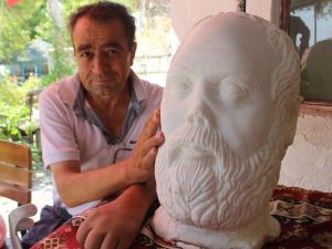 Heykeltıraşlığa soyunan köylünün başarısı görenleri şaşırtıyor