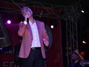 Cengiz Kurtoğlu Ahmetli’de sahne aldı