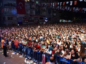 Kurtuluş coşkusu iki dev isimle zirve yaptı