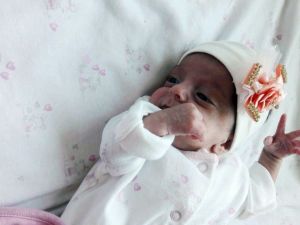 700 gramlık parmak bebek hayata tutundu