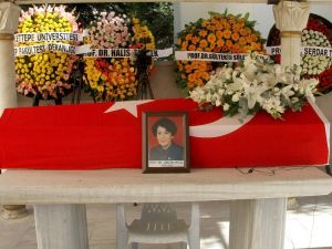 Türkiye’nin ilk kadın bakanı Türkan Akyol son yolculuğuna uğurlandı