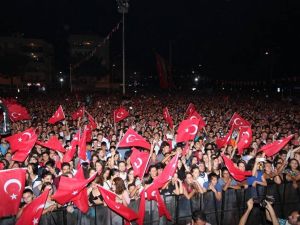 İncir üreticileri yorgunluğunu Hadise ve Edis’le attı