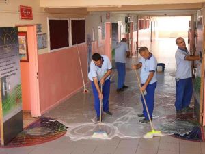 Bağcılar’da eğitim sezonu öncesi okullar temizleniyor