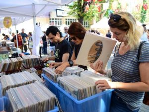 Kadıköy’de plaklar dönmeye başladı