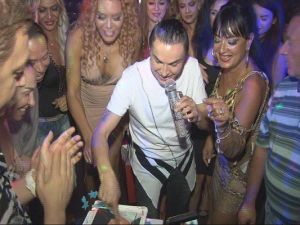 Ünlü şarkıcı doğum gününü İzmir’de kutladı