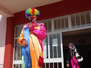 Minik öğrencileri palyaço kılığına giren Sınıf Öğretmeni karşıladı