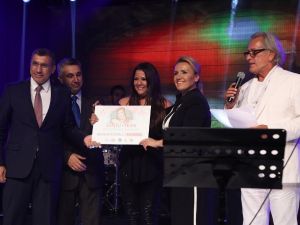 Besteler Tanju Okan için yarıştı