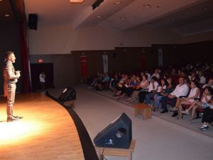 Tiyatrocu  Umut Oğuz standup gösterisiyle Didimlileri güldürdü