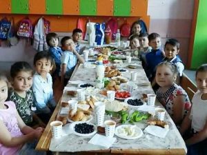 Minikler aileleriyle okulda sabah kahvaltısı yaptı