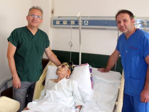 110 yaşındaki hastaya kalça kırığı ameliyatı yapıldı