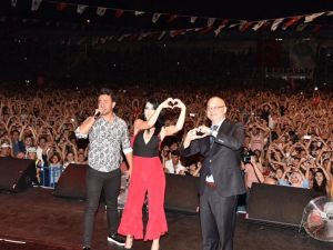 Hande Yener’den muhteşem performans