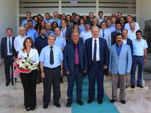 İKÇÜ’de bayrak değişimi