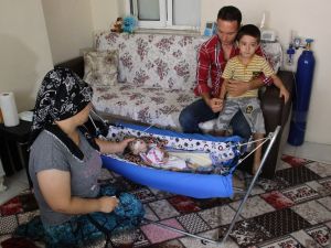 Çocukları gözlerinin önünde eriyor