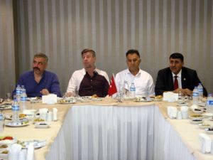 Ünlü sanatçı Metin Şentürk Suriye’ye gitti