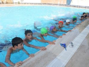 Yüzmeyi Turgutlu Belediyesi’yle öğrendiler