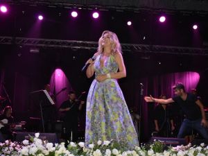 Ataşehir’de Ayla Çelik ve Koray Avcı konser verdi