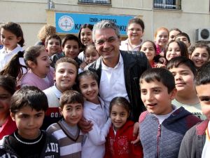 Karşıyaka’da bin öğrenciye burs