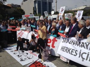 Cumhuriyet Gazetesi yazar ve yöneticilerinin yargılandığı dava öncesi basın açıklaması