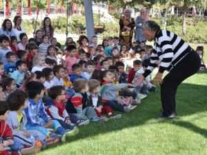 Minikler pandomim sanatçısıyla hem eğlendi hem öğrendi