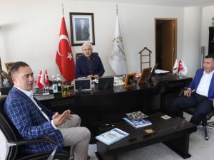 AKGİAD, Akhisar Üniversitesine 10 bin TL bağışladı