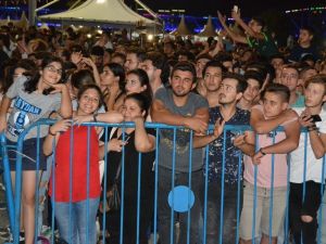 Seyirciler sahneye hücum etti, Aleyna Tilki sahneyi terk etti