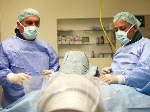 Tam kapalı bel fıtığı ameliyatı olanlar bir hafta sonra işine dönebiliyor