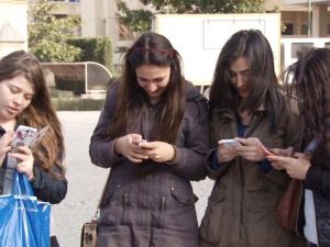 Gençlerin yarısı doktordan önce internete başvuruyor