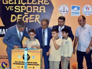 Pendik’te 146 okula spor malzemesi desteği