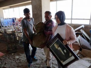 Atatürk büstünü inşaat artıklarının arasına atmışlar