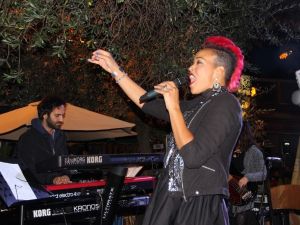 Grammy Ödüllü Maya Azucena’dan "Uzun ince bir yoldayım" türküsü