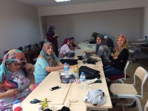 Karaağaçlı Bilgi Evi meslek sahibi yapıyor