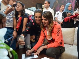 Survivor Merve Aydın Trabzon’da çocuklarla buluştu