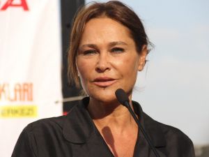 Hülya Avşar adına düzenlenen tenis turnuvasında sporculara ödüllerini verdi