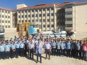 Liseye eğitim uçağı