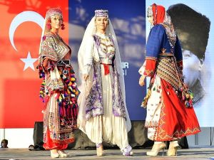 Balkan Festivali’nde Geleneksel Giysi Defilesi